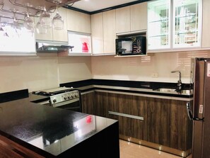 Een koelkast, een magnetron, een oven, een koffiezetapparaat/waterkoker