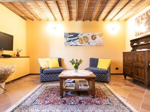 Téléviseur connecté, foyer, table de baby-foot, table de ping-pong