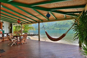 Outdoor dining - Beach Villa Cook - Robinson's Cove (Papetoai)