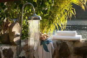 Property grounds - Beach Villa Cook - Robinson's Cove (Papetoai)