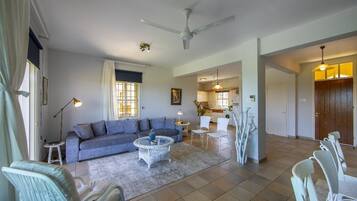 Villa, 4 slaapkamers, uitzicht op zee, aan het strand | Woonkamer | Flatscreentelevisie