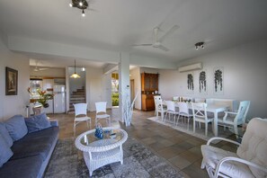 Villa, 4 chambres, vue mer, en front de plage | Coin séjour | Télévision à écran plat