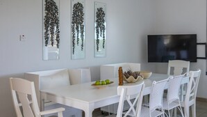 Villa, 4 Schlafzimmer, Meerblick, Strandnähe | Essbereich im Zimmer