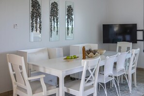 Villa, 4 Schlafzimmer, Meerblick, Strandnähe | Essbereich im Zimmer