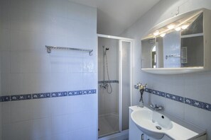 Villa, 4 chambres, vue mer, en front de plage | Salle de bain | Baignoire et douche séparées, articles de toilette gratuits