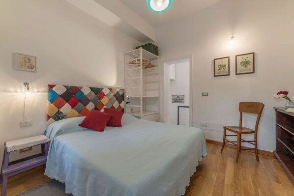 1 habitación, tabla de planchar con plancha, wifi y ropa de cama