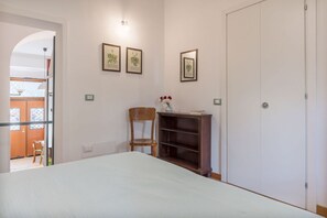 1 dormitorio, tabla de planchar con plancha, wifi y ropa de cama
