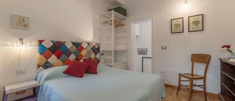 1 habitación, tabla de planchar con plancha, wifi y ropa de cama