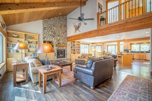 TV, fireplace, ping pong - Spacious Lodge Retreat with Hot Tub, A/C & Ping Pong (Bend)