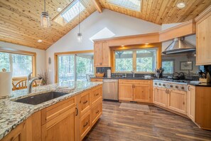 Fridge, microwave, oven, stovetop - Spacious Lodge Retreat with Hot Tub, A/C & Ping Pong (Bend)