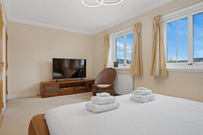 4 bedrooms, desk, iron/ironing board, WiFi