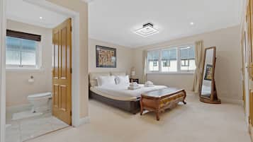 4 bedrooms, desk, iron/ironing board, WiFi