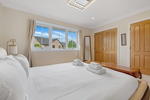 4 bedrooms, desk, iron/ironing board, WiFi