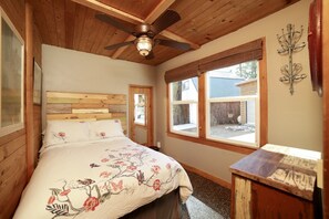 2 bedrooms, desk, free WiFi, bed sheets - Cozy Family Cabin with Great Outdoor Space in Ideal West Village Location (Shaver Lake)
