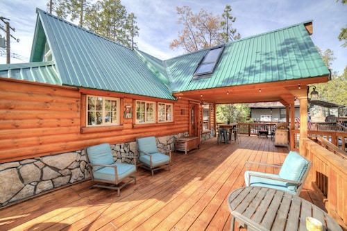 Cozy Family Cabin with Great Outdoor Space in Ideal West Village Location