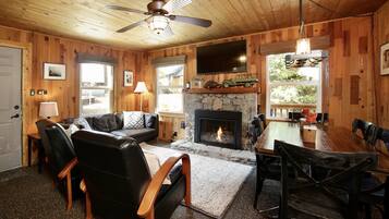 TV connectée, cheminée, écrans d'ordinateur