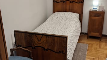 3 habitaciones, tabla de planchar con plancha y cuna de viaje