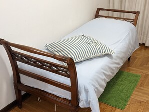3 quartos, ferros/tábuas de passar roupa, berço de viagem
