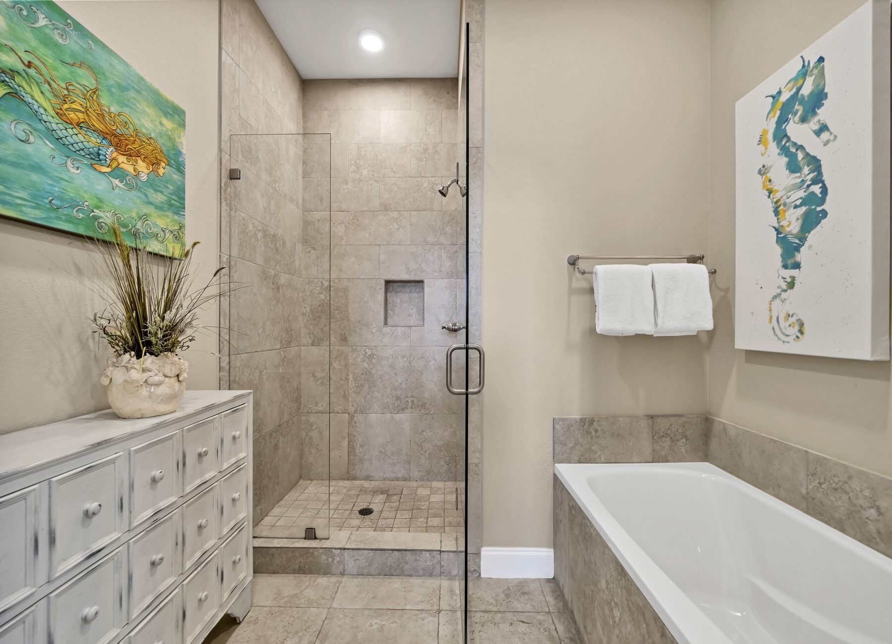 Combined shower/bathtub, hair dryer, towels
