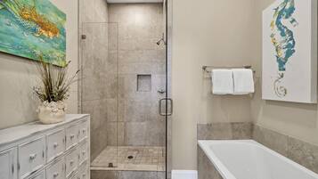 Combined shower/bathtub, hair dryer, towels