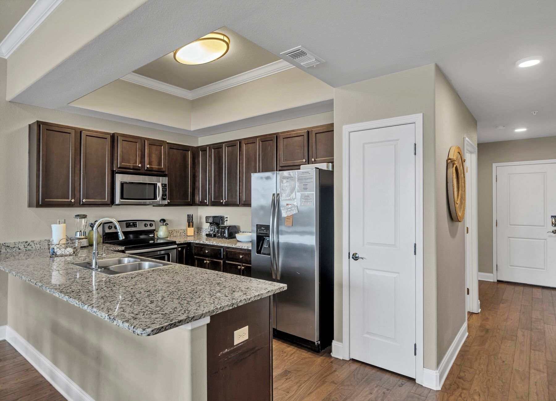 Jääkaappi, mikroaaltouuni, uuni, liesi