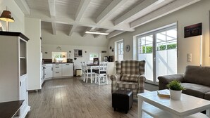 Un espacio habitable amplio con cocina, mesa de comedor y asientos.