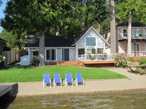 Beachfront cottage on picturesque Mason Lake