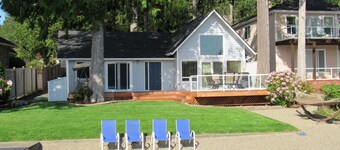 Beachfront cottage on picturesque Mason Lake