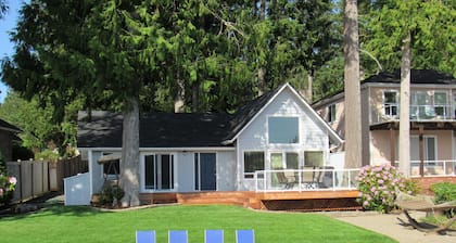 Beachfront cottage on picturesque Mason Lake
