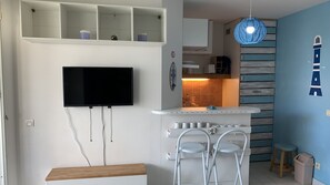 Appartement Hippocampe | Living area | 33-cm flat-screen TV with digital channels, table tennis