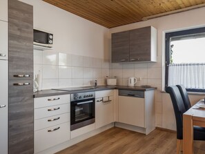 KĂŒhlschrank, Mikrowelle, Ofen, GeschirrspĂŒler