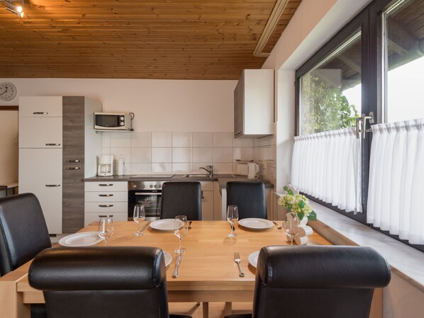 KĂŒhlschrank, Mikrowelle, Ofen, GeschirrspĂŒler