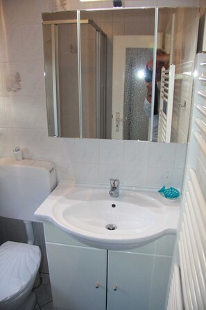 Dusche, Haartrockner, Handtücher