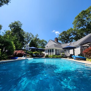 Una piscina al aire libre, una piscina climatizada