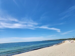 Chaises longues, serviettes de plage