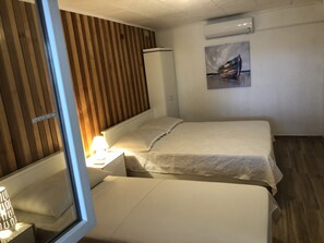 2 bedrooms, in-room safe, WiFi, bed sheets - Enjoy by the Sea (lower apartment) (Cesarica)