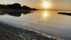 Playa en los alrededores y camastros 