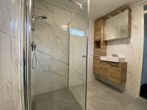 Douche, serviettes fournies, papier de toilette