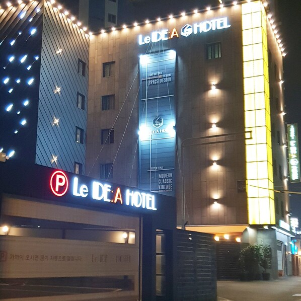 住宿正面 - 傍晚/夜晚