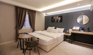 标准双人房 | 特色装修、特色家居、笔记本电脑工作区、遮光窗帘