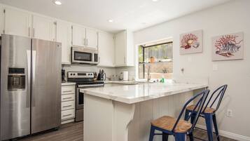 Réfrigérateur, micro-ondes, four, plaque de cuisson