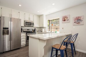 Geladeira, micro-ondas, fogão, cooktop