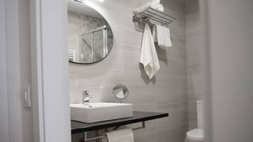 Een douche, een haardroger, handdoeken, shampoo