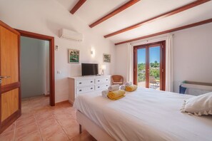 2 bedrooms, iron/ironing board, travel cot, free WiFi