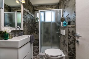 تجهيزات دش، مجففات شعر، مناشف، صابون