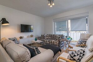 Flatskjerm-TV, DVD-spiller, bøker og filmbibliotek