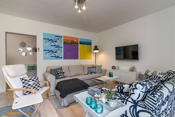 تلفزيون بشاشة مسطحة، مشغل دي في دي، كُتُب، مكتبة فيديو