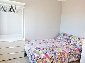 1 bedroom, travel cot, WiFi, bed sheets