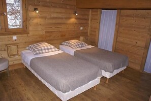 4 bedrooms, iron/ironing board, free WiFi, bed sheets