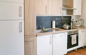 Réfrigérateur, micro-ondes, plaque de cuisson, lave-vaisselle